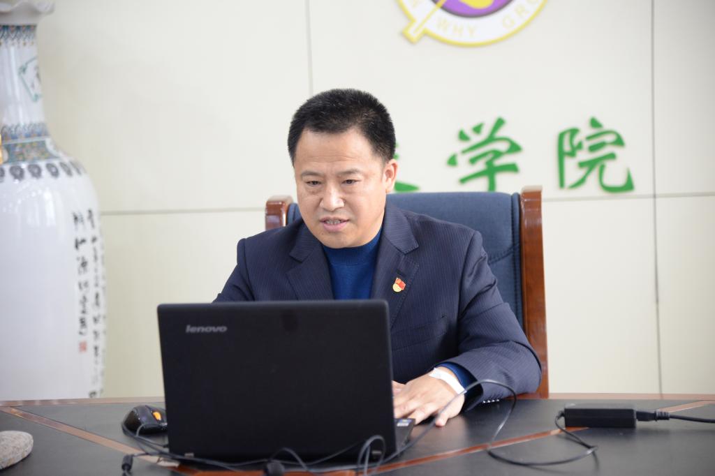 经理陈庆山介绍公司党政领导分工