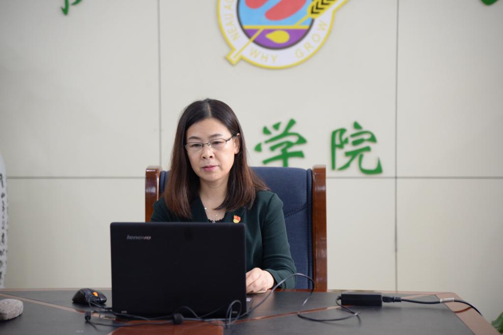 公司党委书记武小霞主持会议