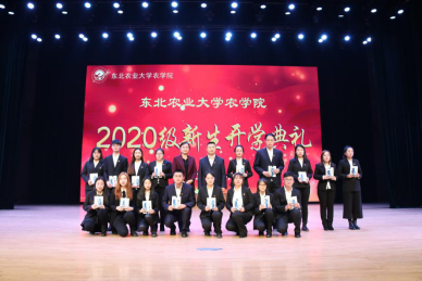 王敬国、李曼为2020级本科新生硕博引导员发放工作材料