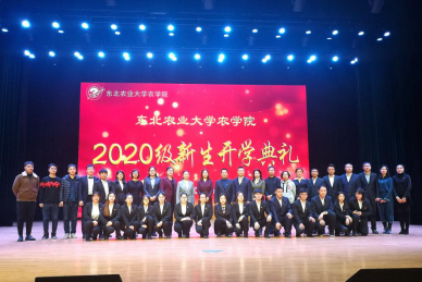 各位领导与教师合影留念