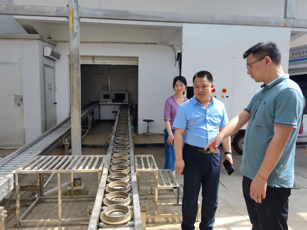 陈庆山经理参观华中农业大学表型平台基地